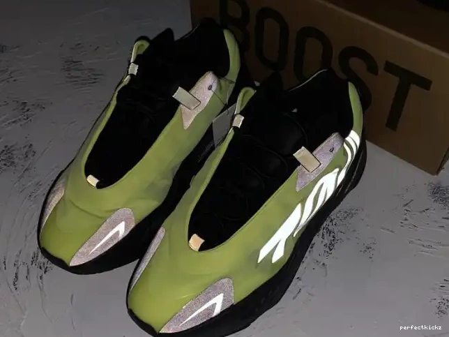 MNVN Boost Yeezy Adidas FY3727 Phosphor 700 0530